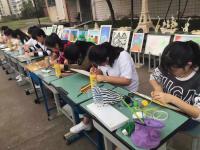 幼师专业学生在校园内绘画