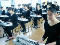 幼师专业学生正在学习电子琴